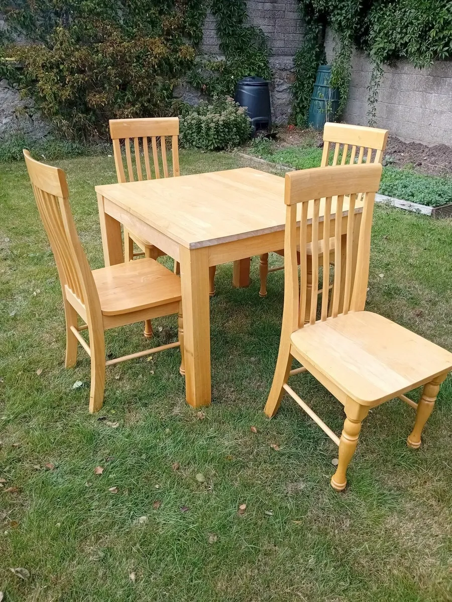 Table and 4 chairs - Image 1