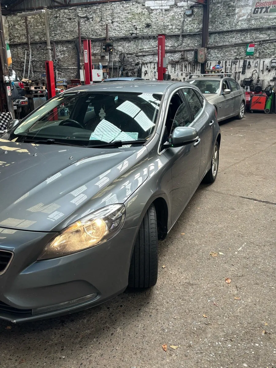 2015 Volvo V40 - Image 2