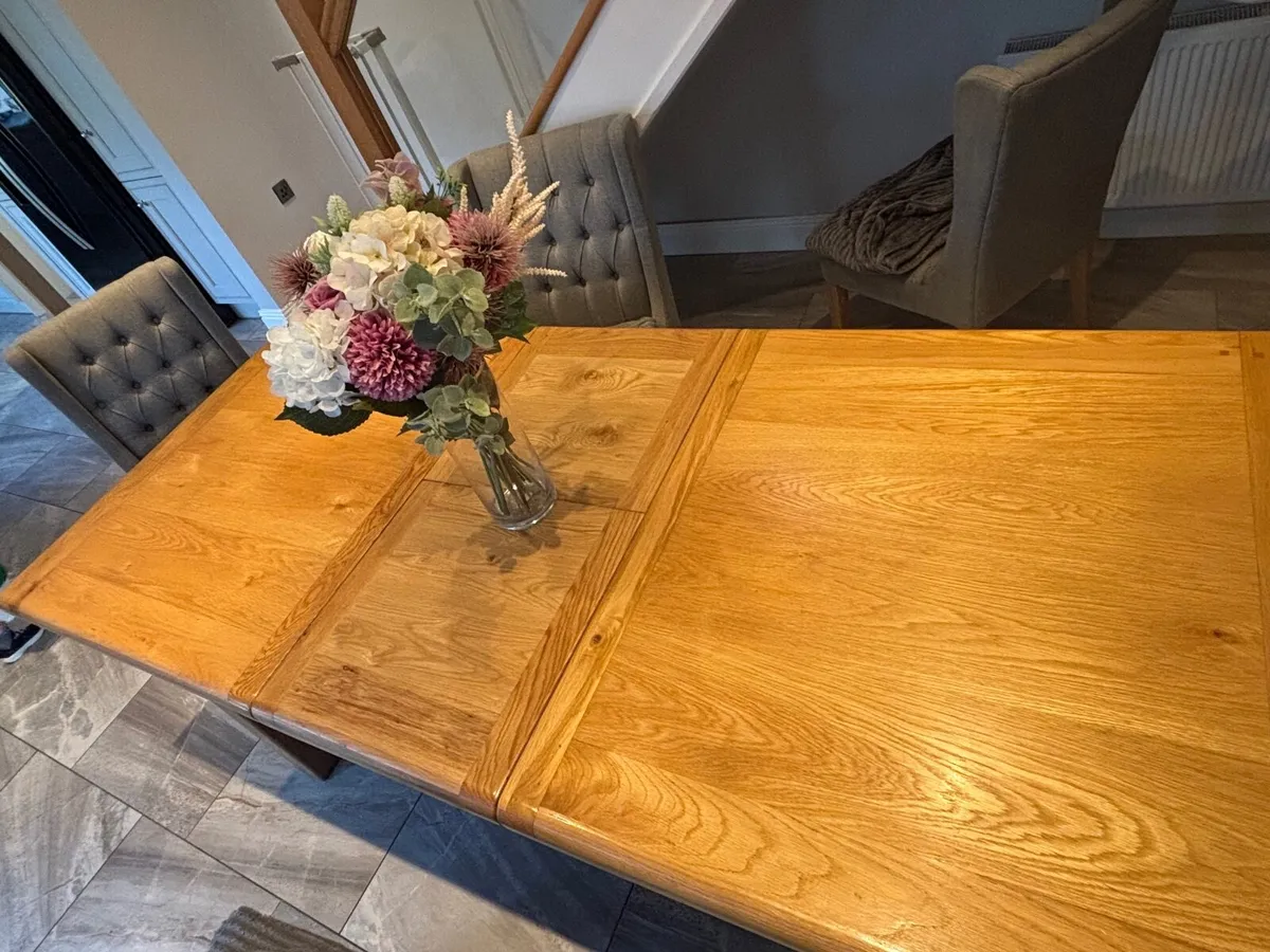 Table and chairs - Image 1