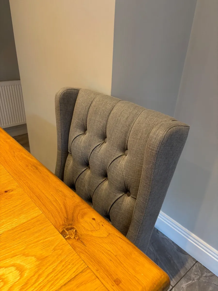 Table and chairs - Image 2