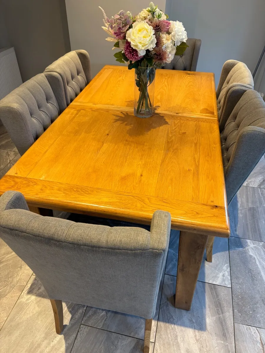 Table and chairs - Image 3