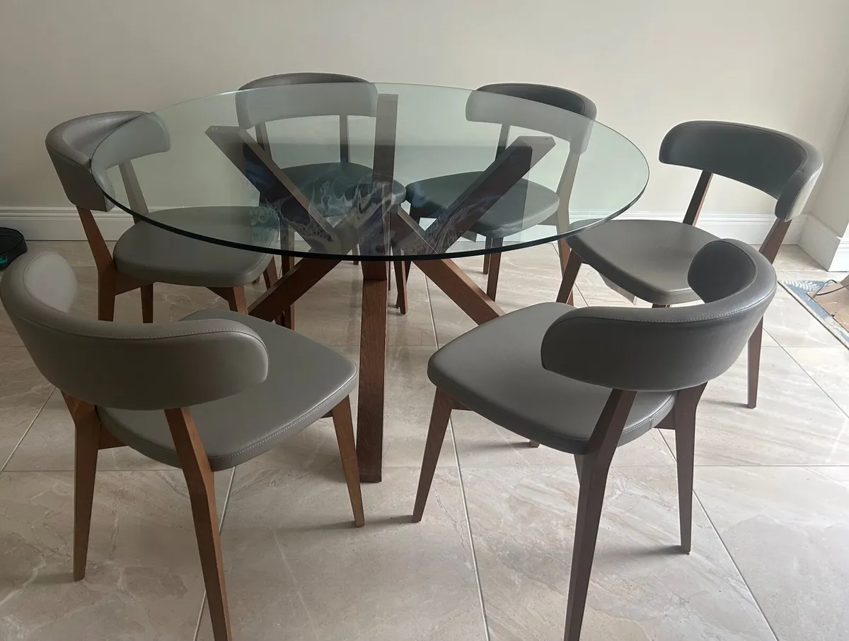 Table and chairs - Image 1