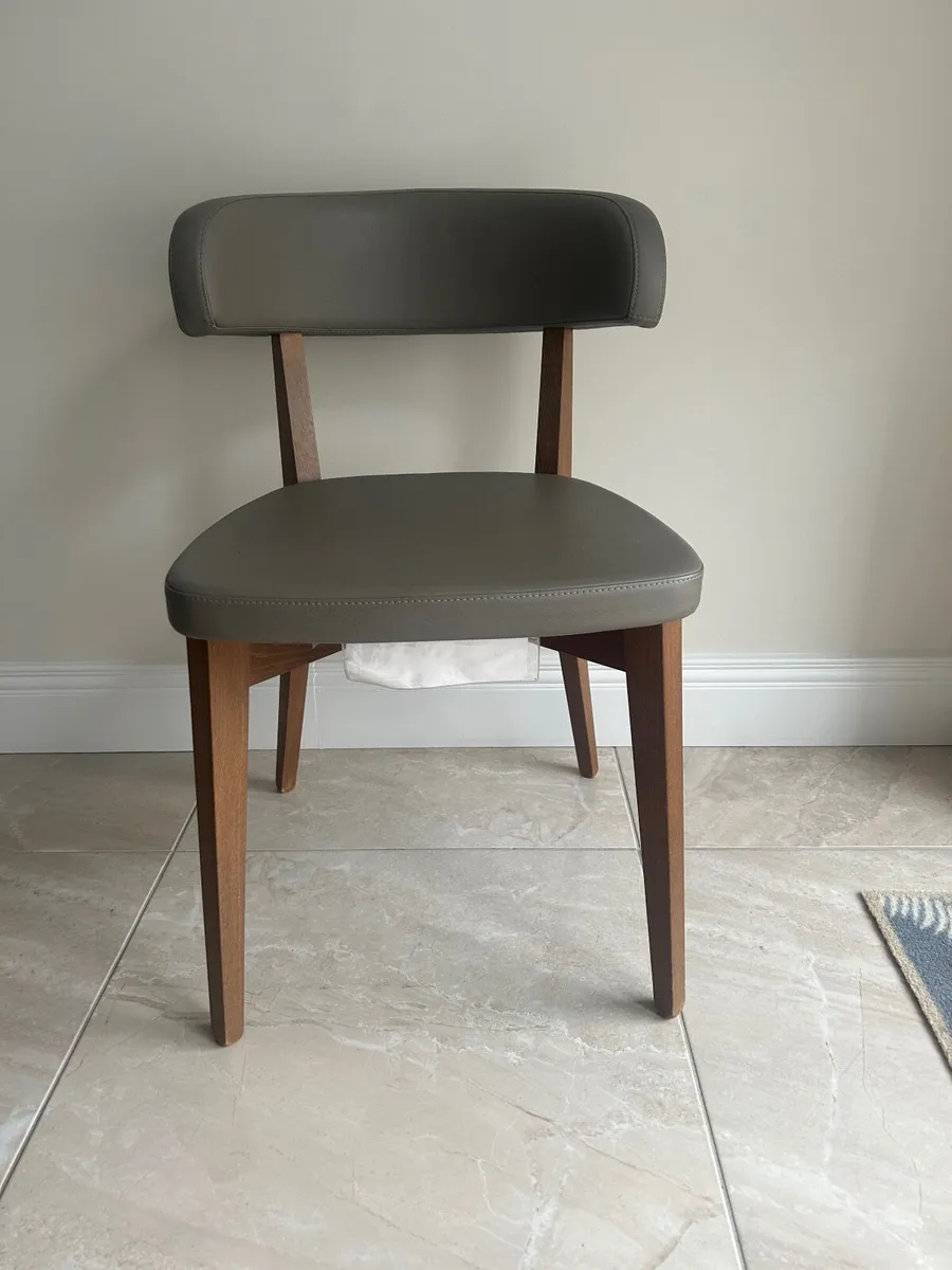 Table and chairs - Image 2