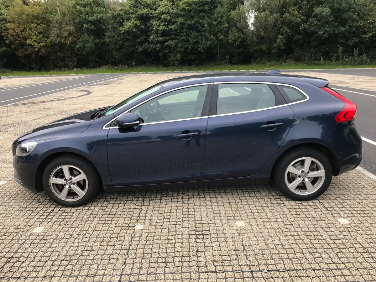 Volvo V40 2015 - Image 2