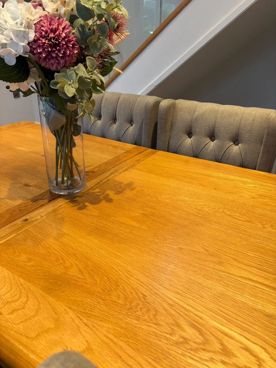 Table and chairs - Image 4
