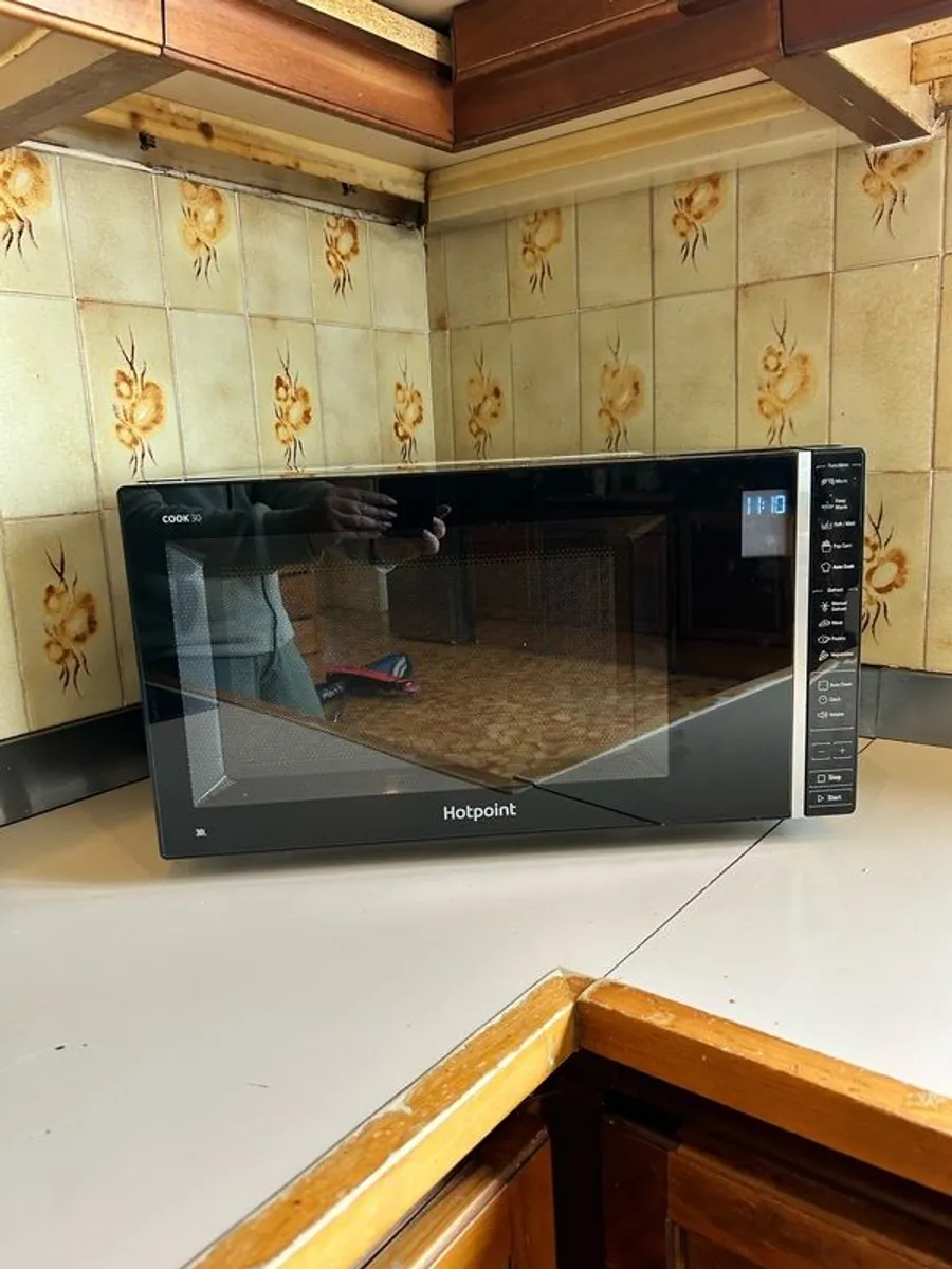 Hotpoint freestanding microwave - Image 1