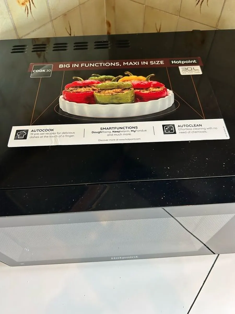 Hotpoint freestanding microwave - Image 2