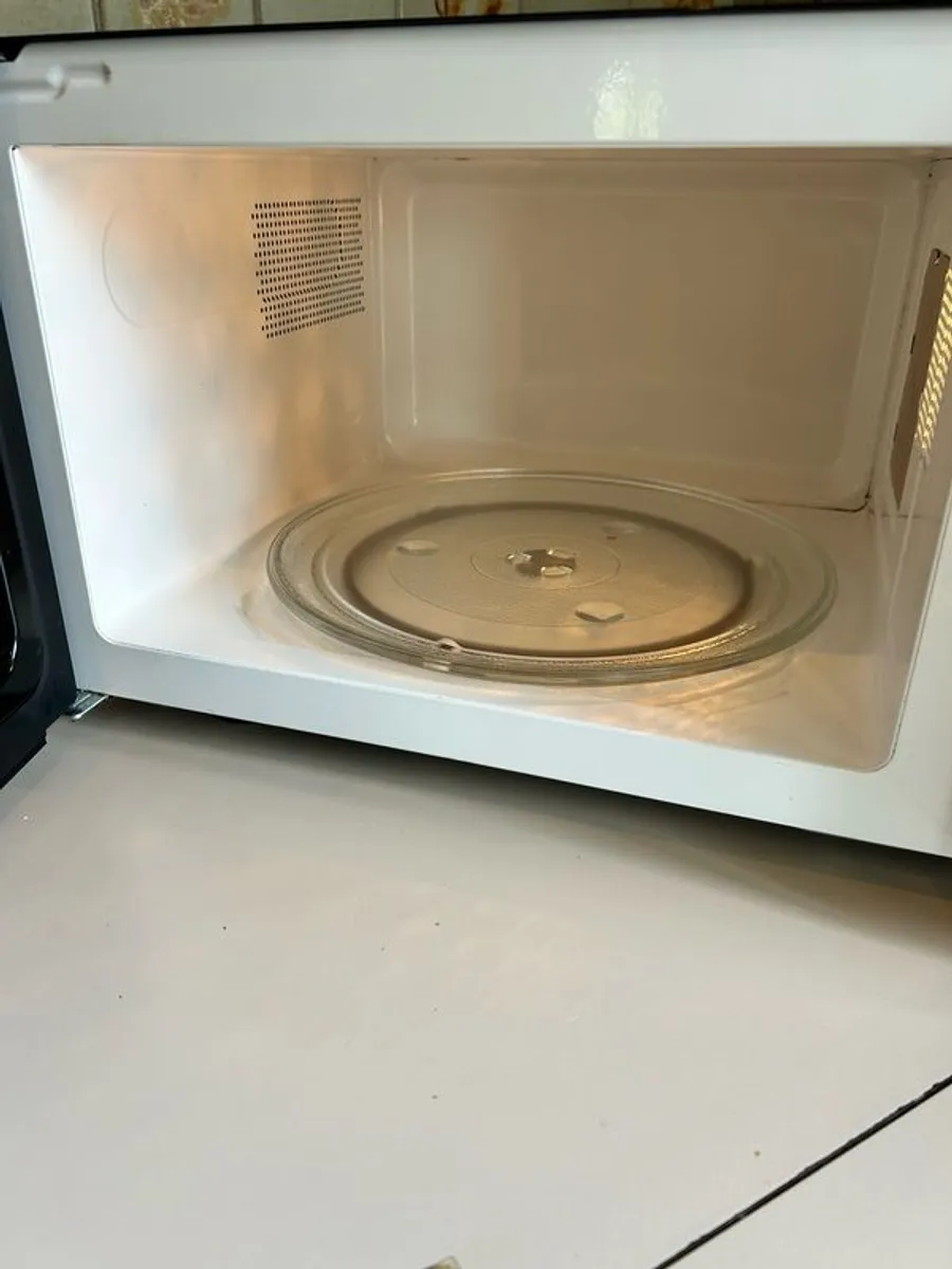 Hotpoint freestanding microwave - Image 3