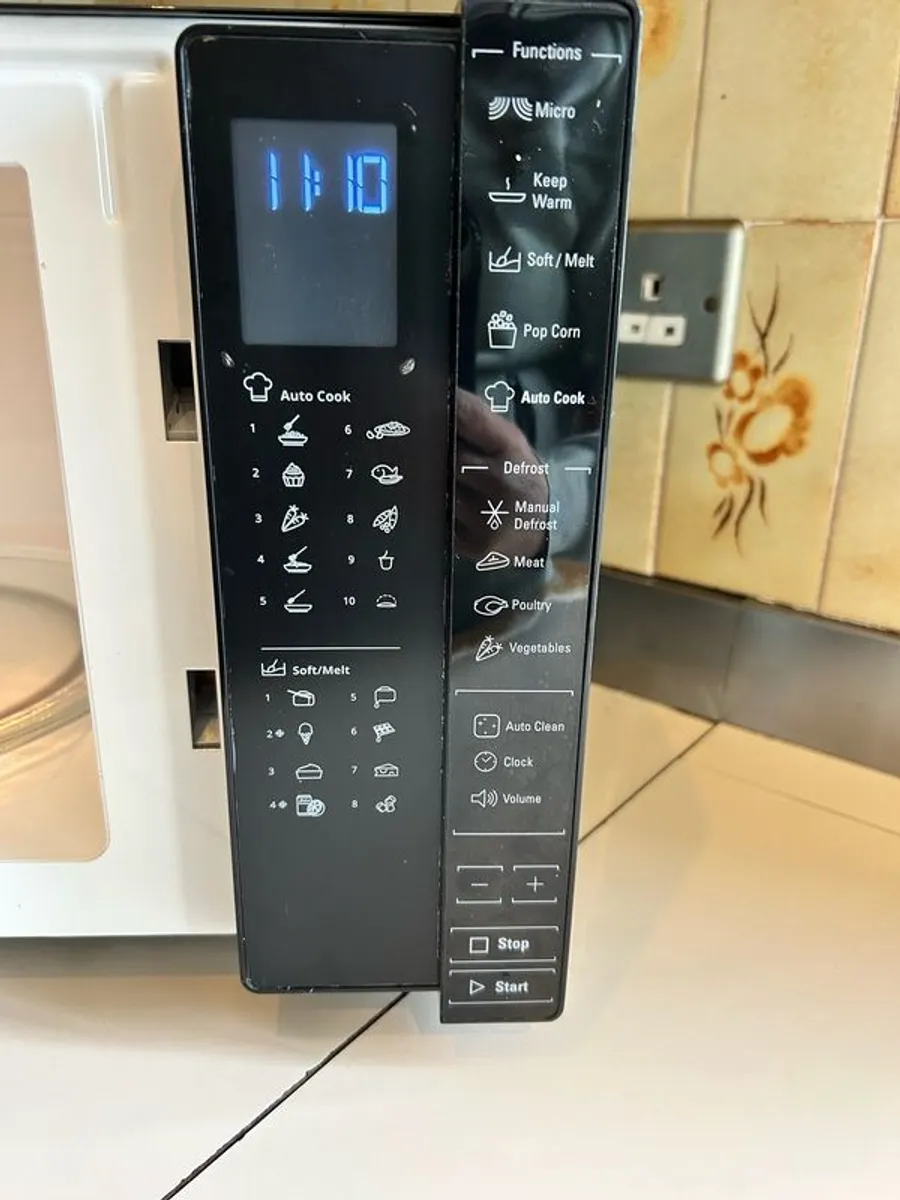 Hotpoint freestanding microwave - Image 4