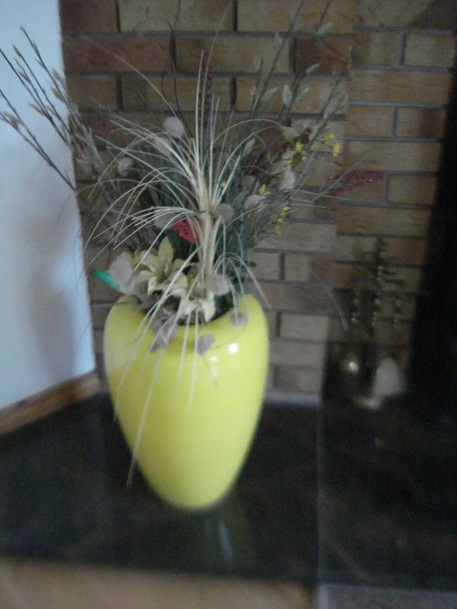 LARGE GLAZED YELLOW VASE & ARTIFICIAL FLOWERS. - Image 4