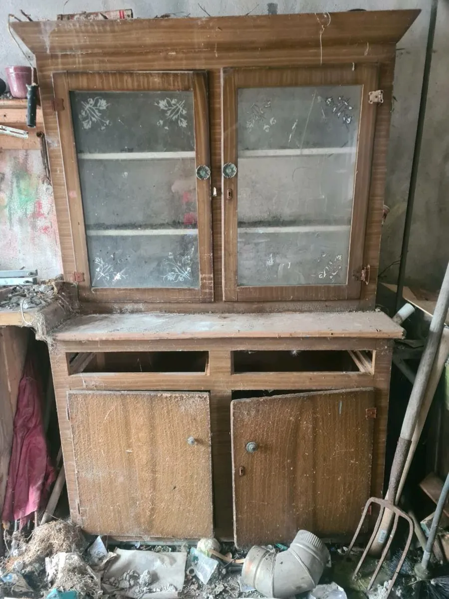 OLD DRESSER
