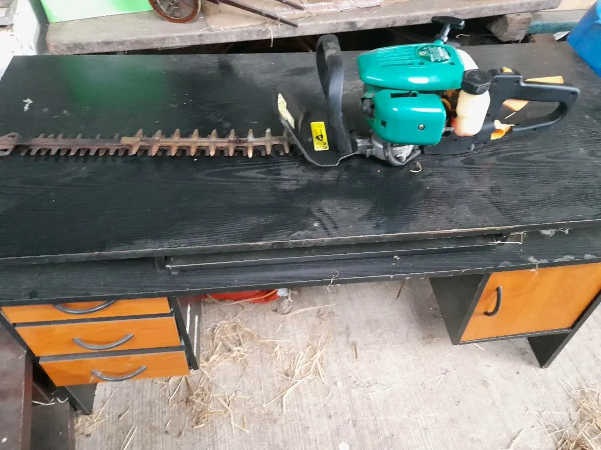 Hedge trimmer - Image 1