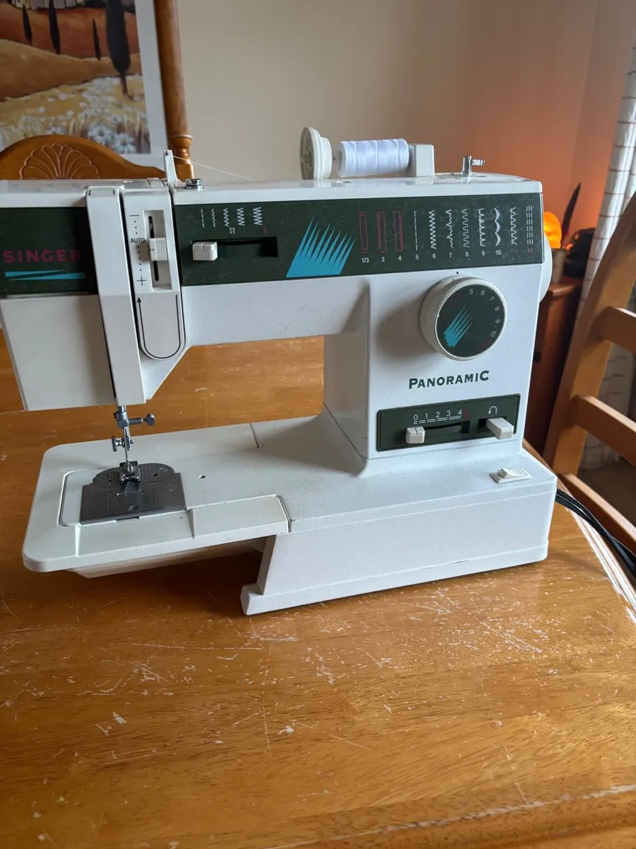 Singer Sewing Machine - Image 2