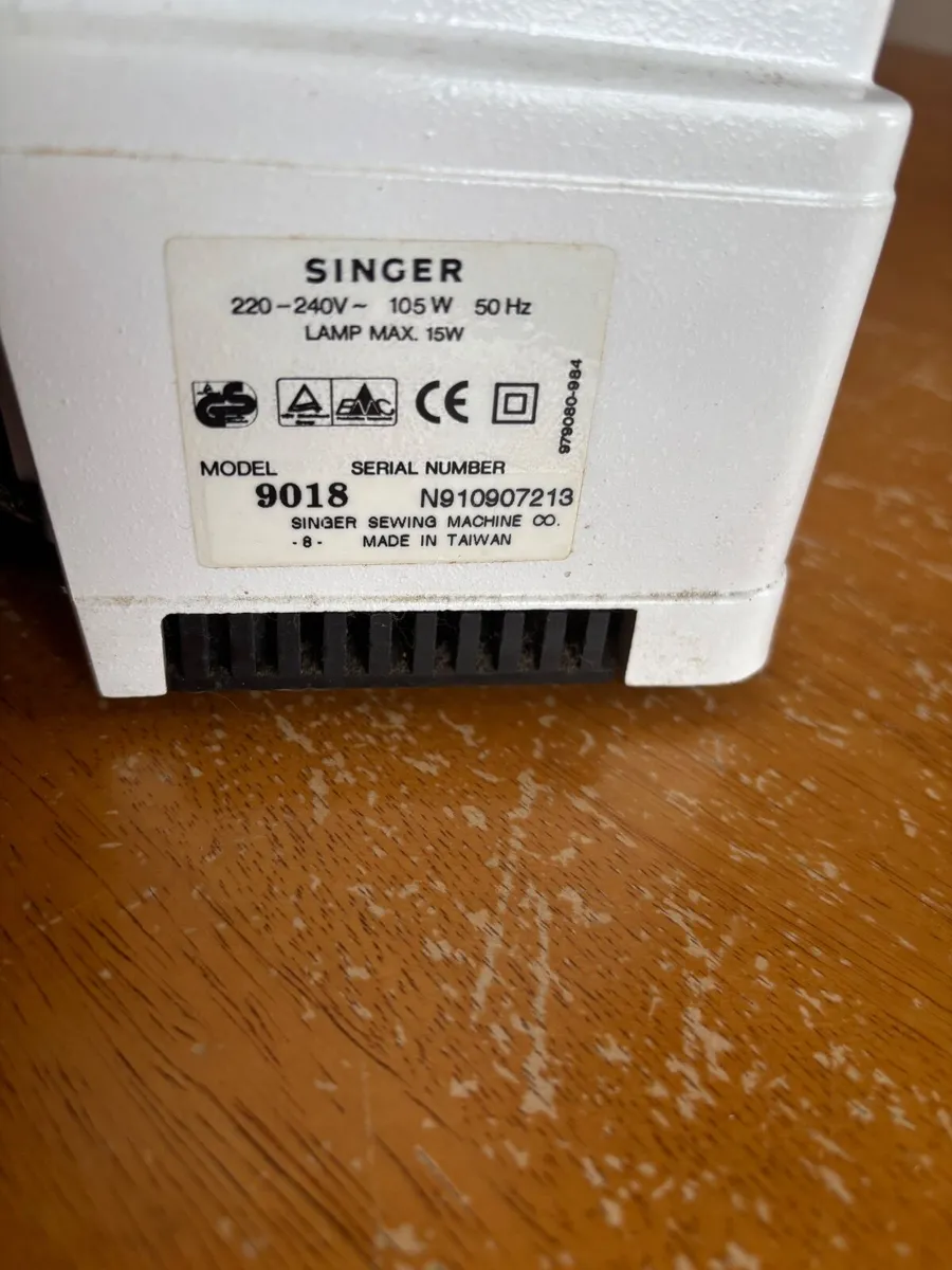 Singer Sewing Machine - Image 3