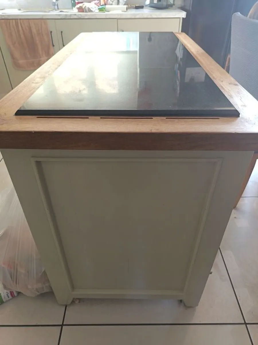 Kitchen island - Image 1