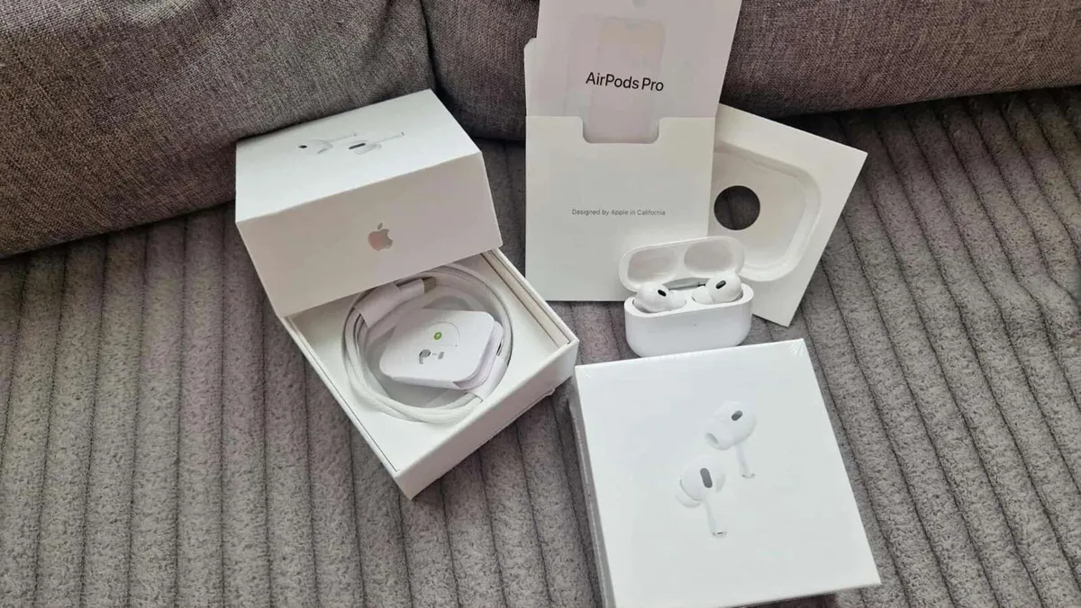 Airpod pro (2nd generation) with magnetic case - Image 1