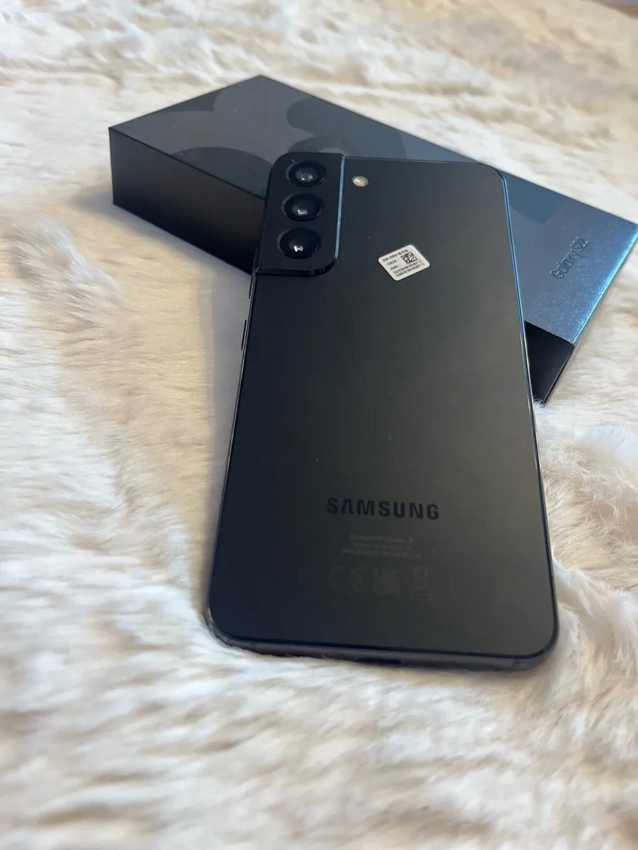 Samsung Galaxy S22 - Image 1
