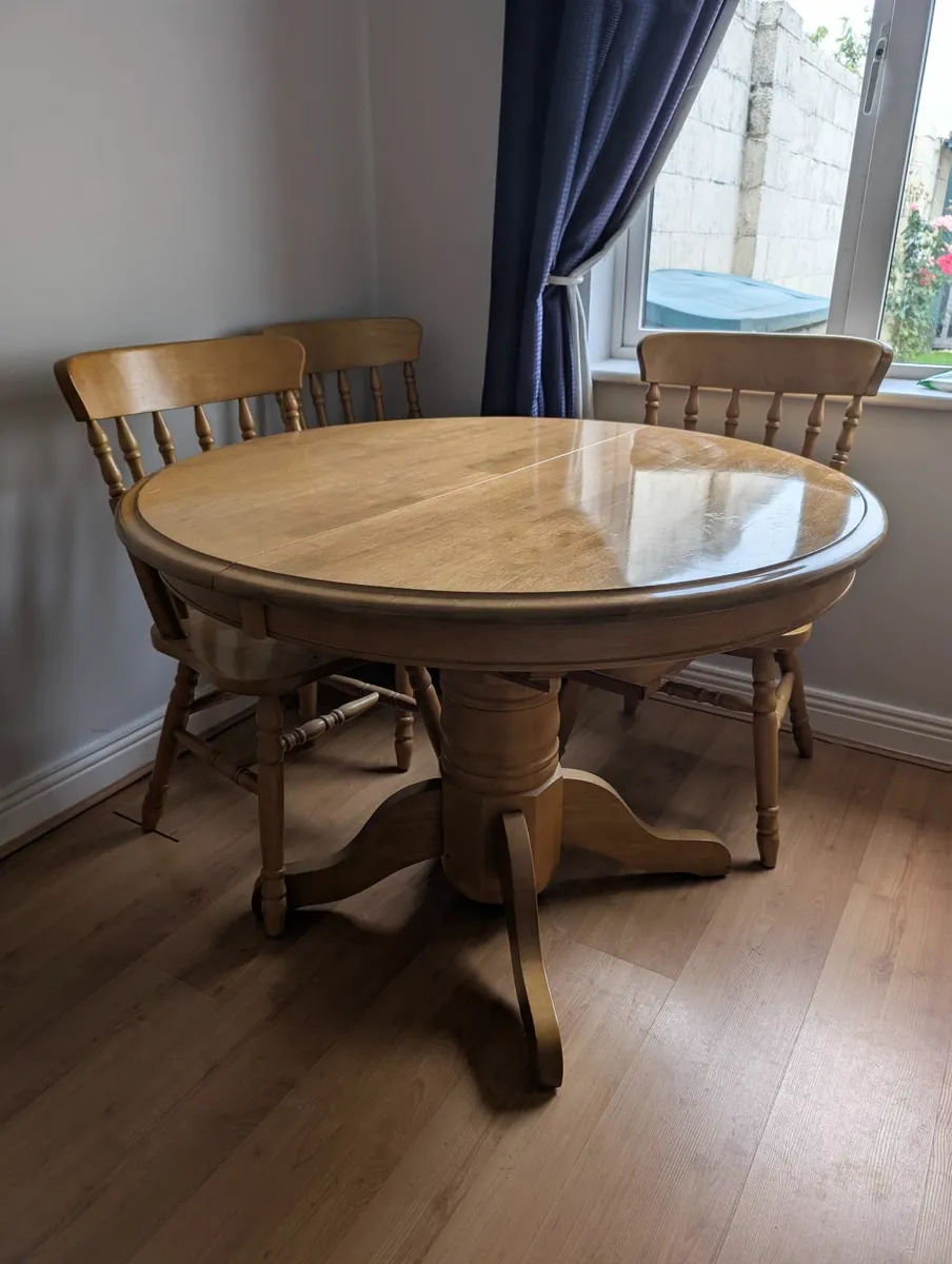 Extendable Table and chairs - Image 1