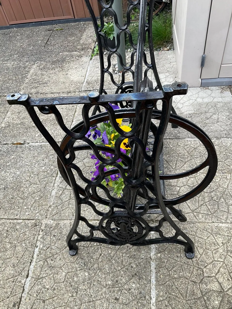 Singer sewing machine stand - Image 4