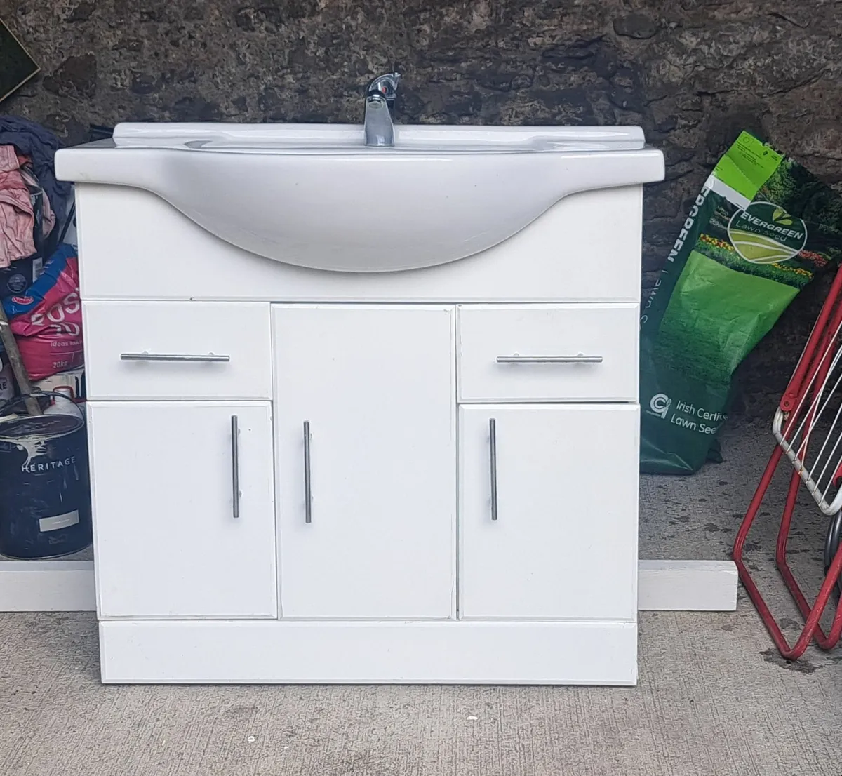 Hand basin & unit - Image 1