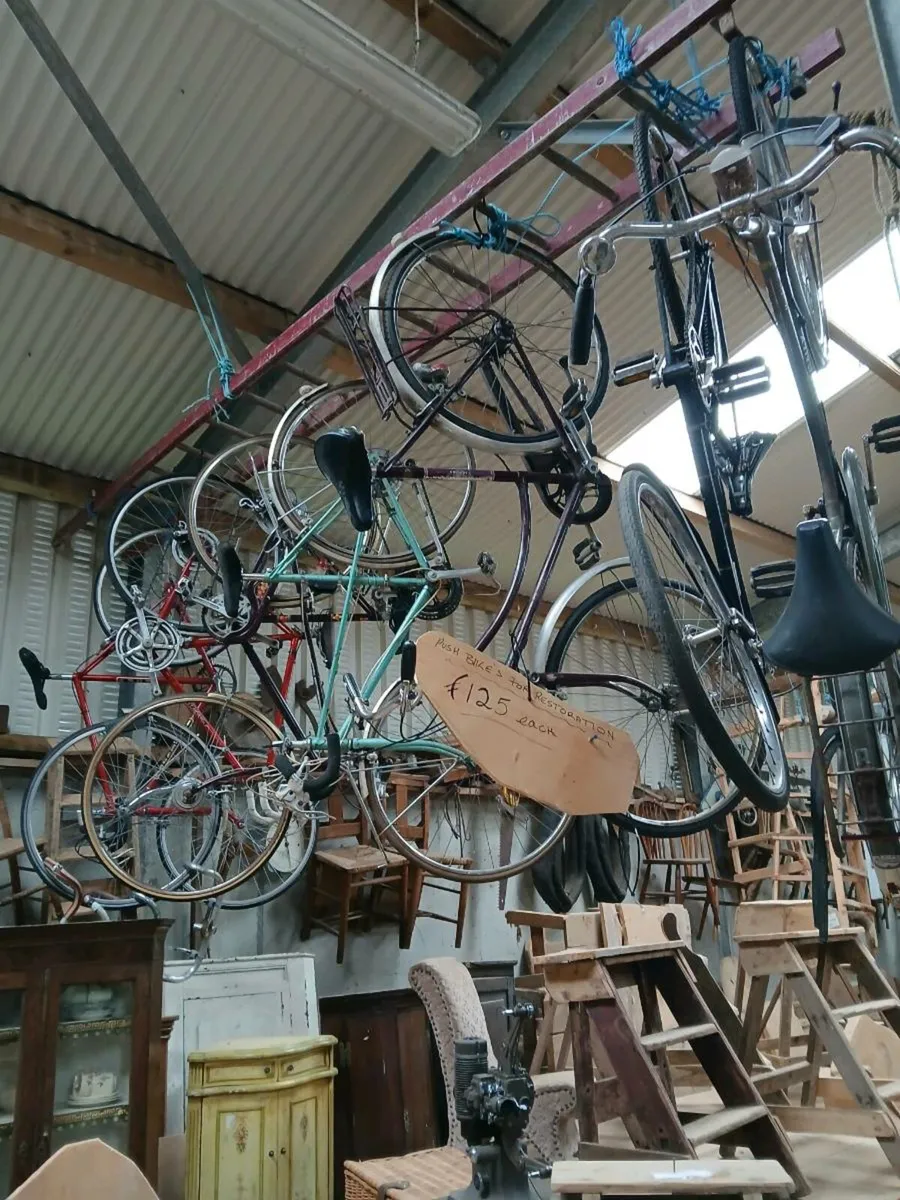 Mixed furniture and odd ment - Image 1