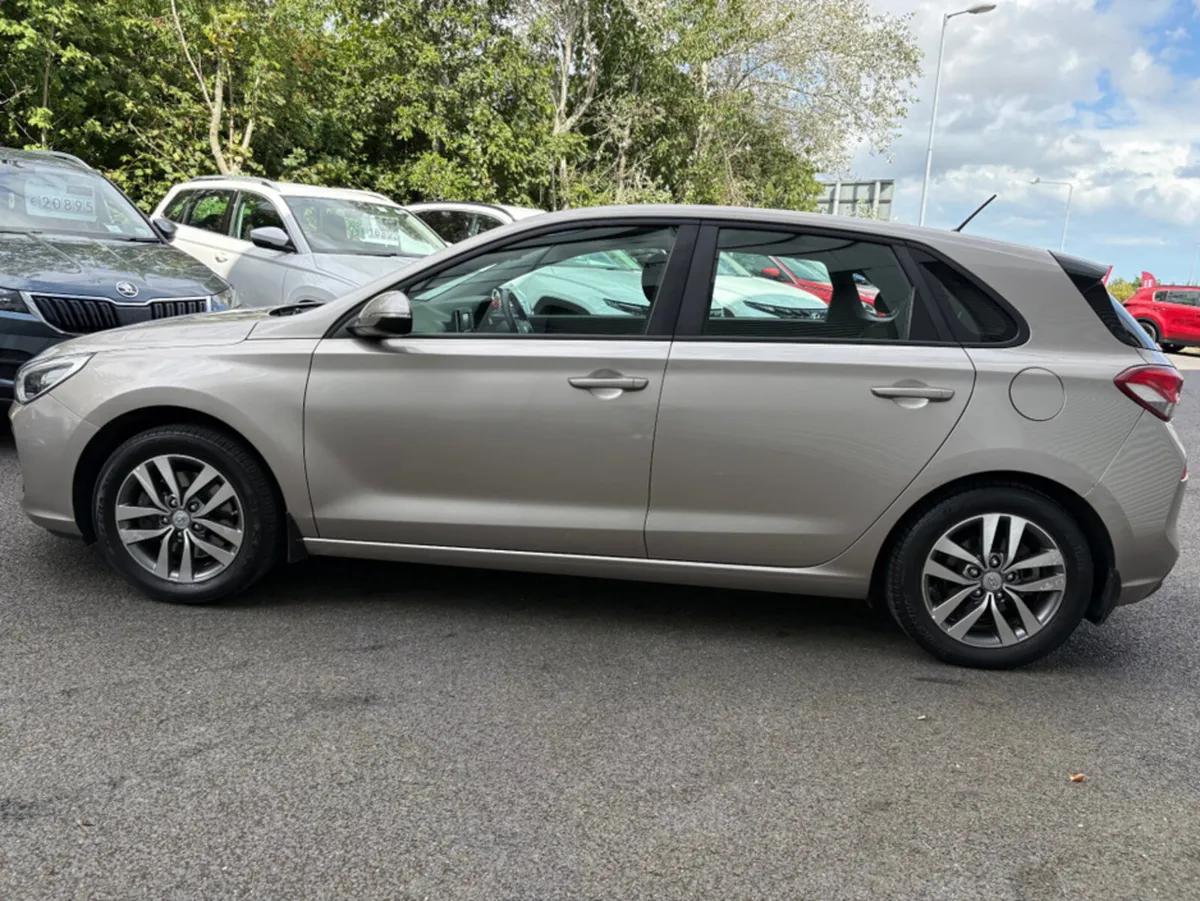 Hyundai i30 1.6 DIESEL DELUXE 5DR - Image 4