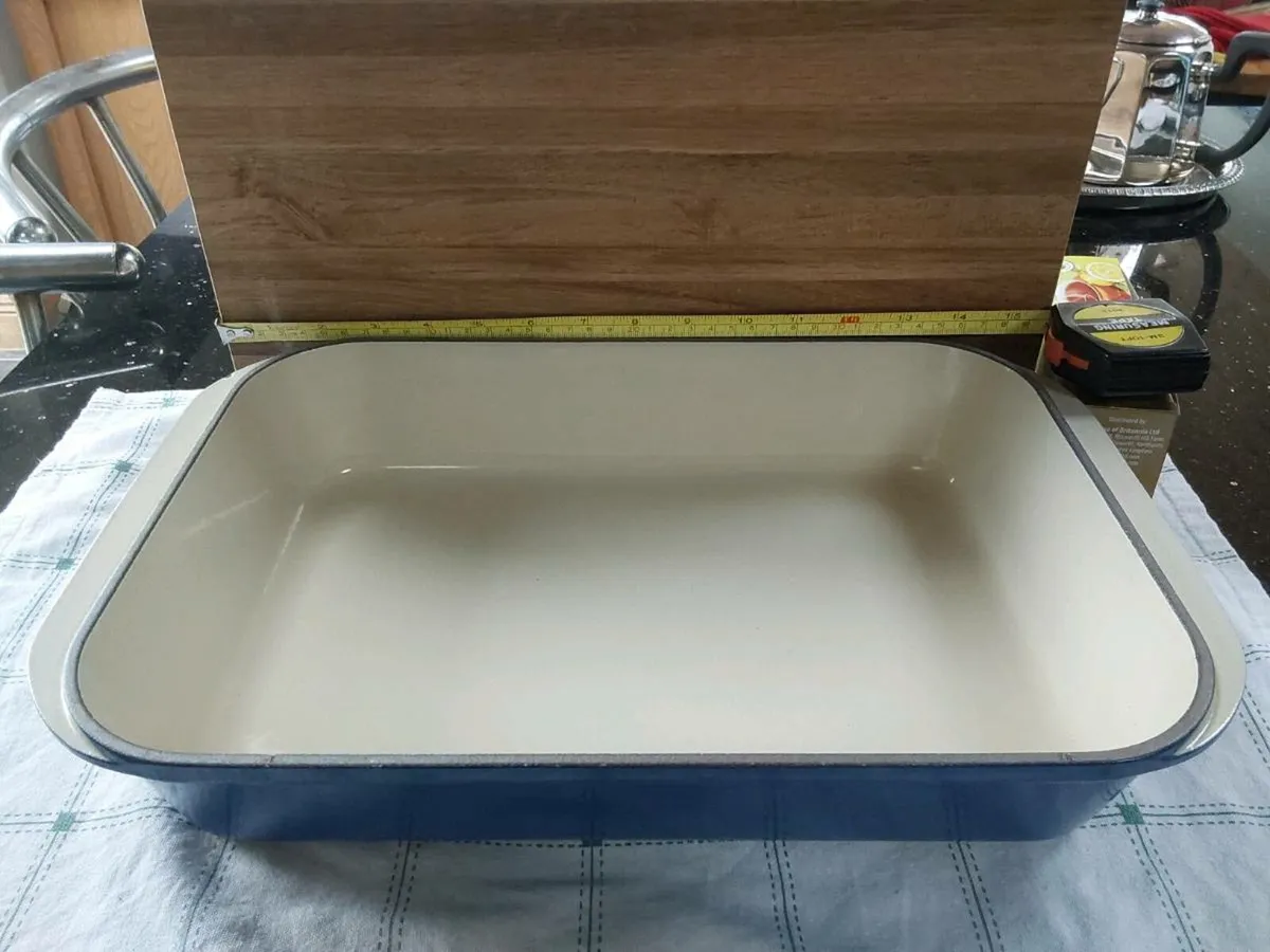 Le Creuset Cast Iron roasting dish - Image 1