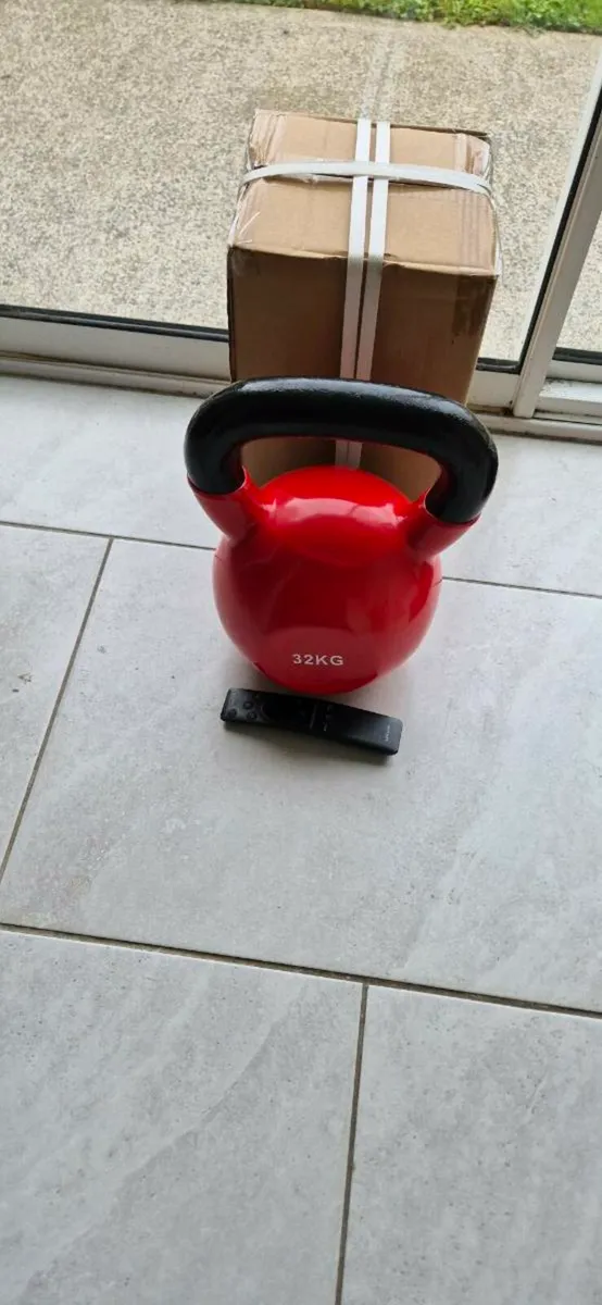 Large 32 kilo cast iron kettlebell - Image 4