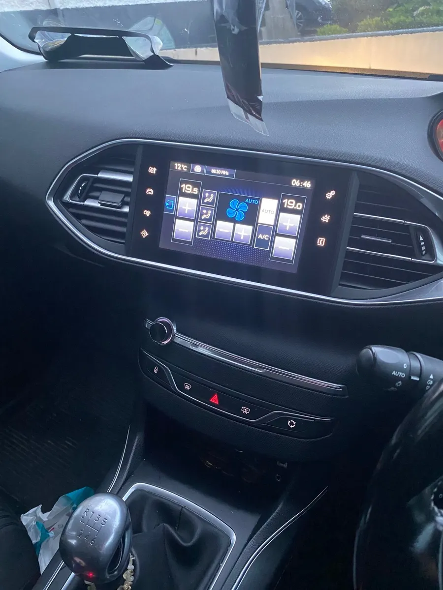 Peugeot 308 2015 - Image 2