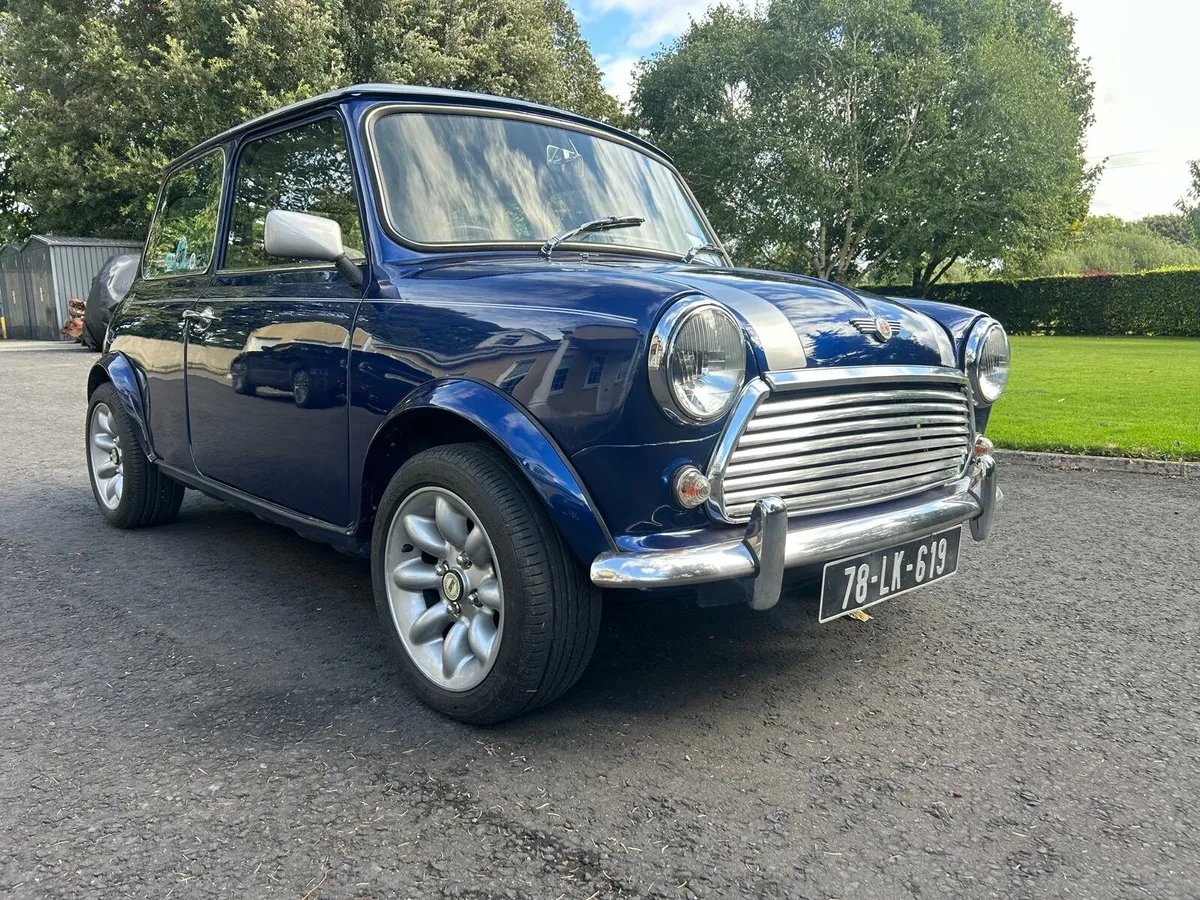 Vintage car - Image 1