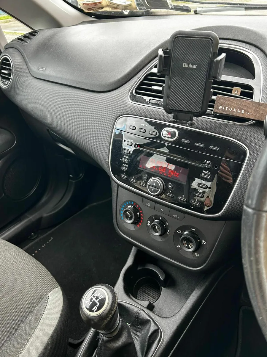 Fiat Punto 2012 66,500 km excellent condition - Image 3