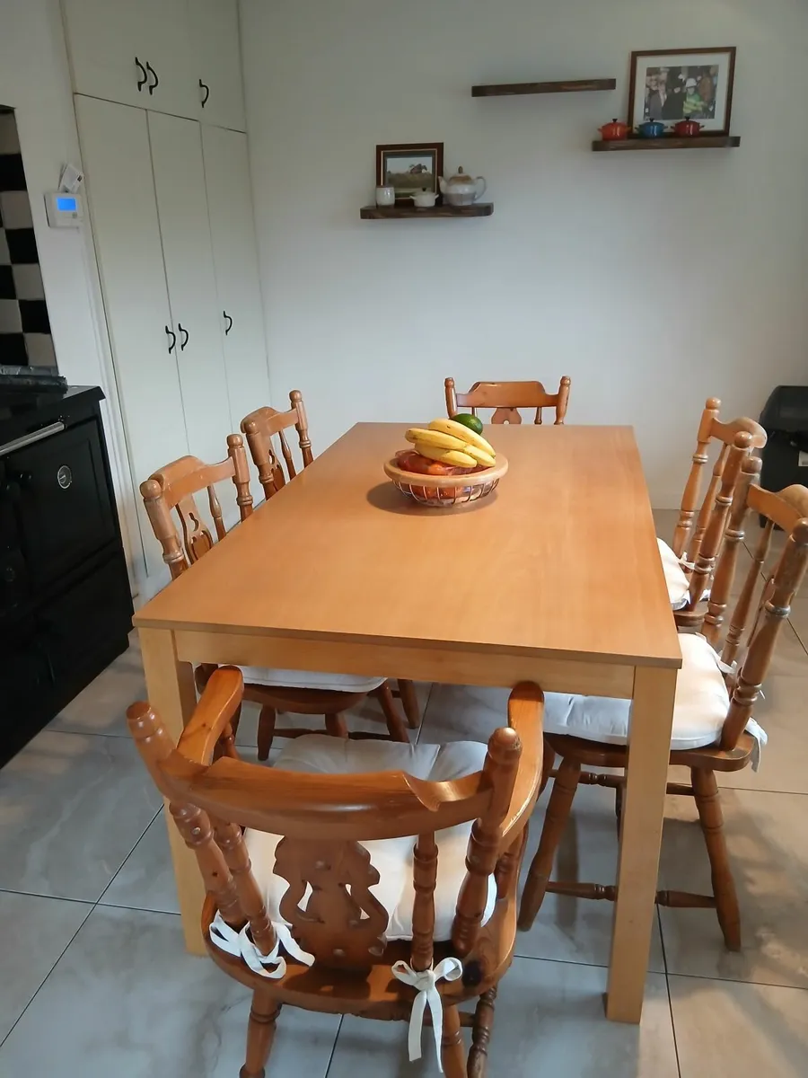 Kitchen table and chairs - Image 1