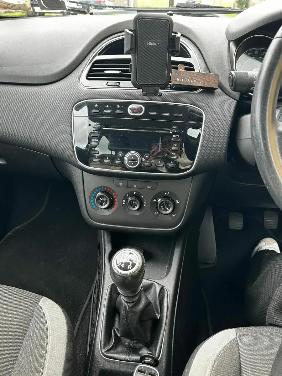 Fiat Punto 2012 66,500 km excellent condition - Image 4