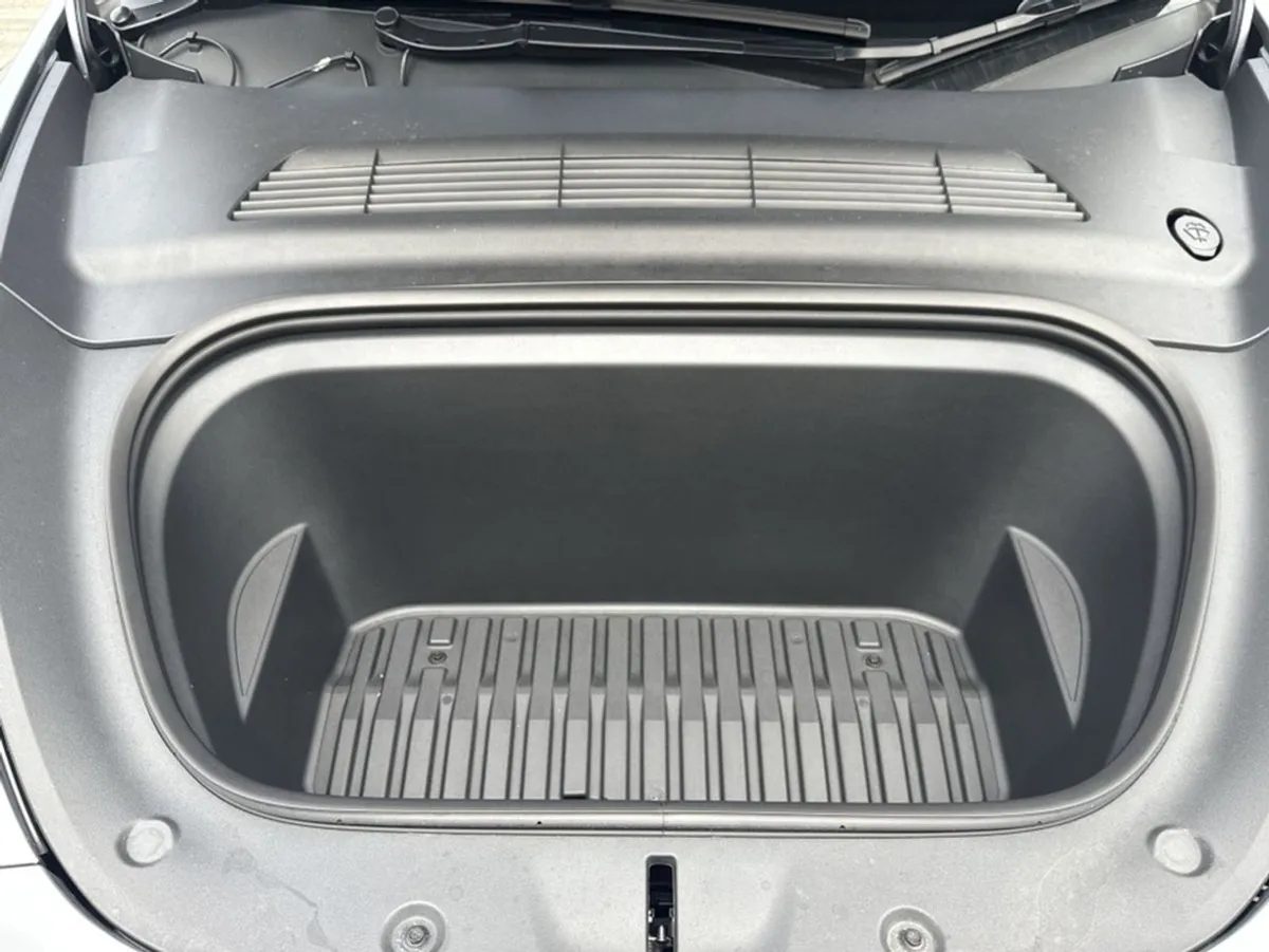 Tesla Model Y Performance All-wheel Drive  3 Mont - Image 3