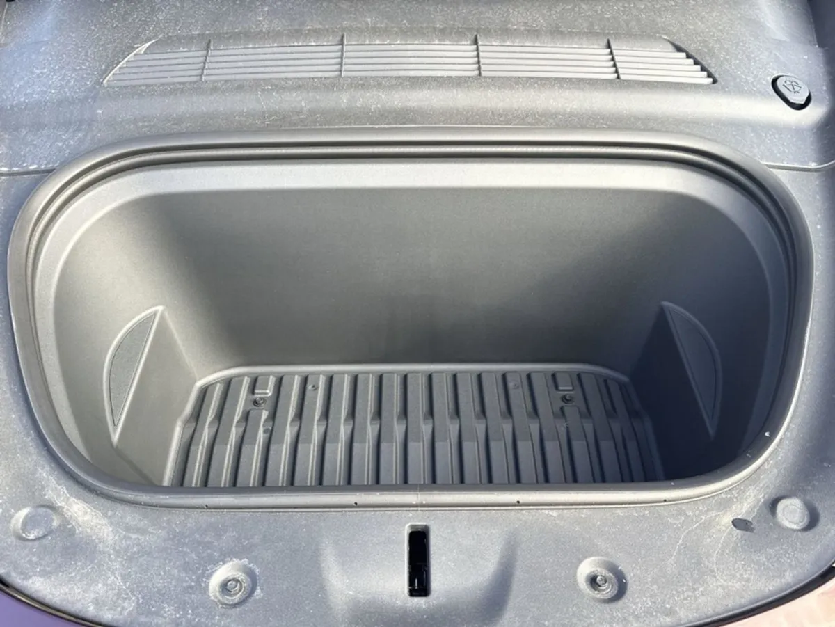 Tesla Model Y Long Range AWD - Image 3