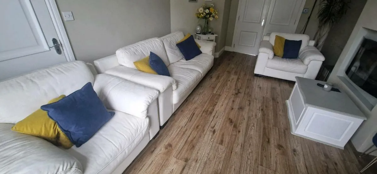 Suite of furniture - Image 1