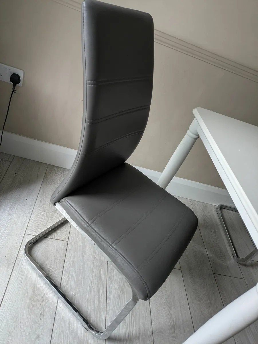 Table and chairs - Image 2