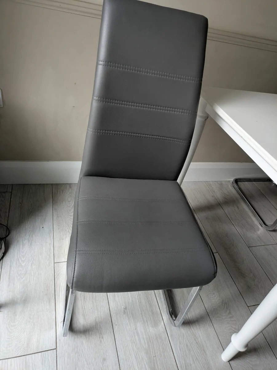 Table and chairs - Image 3