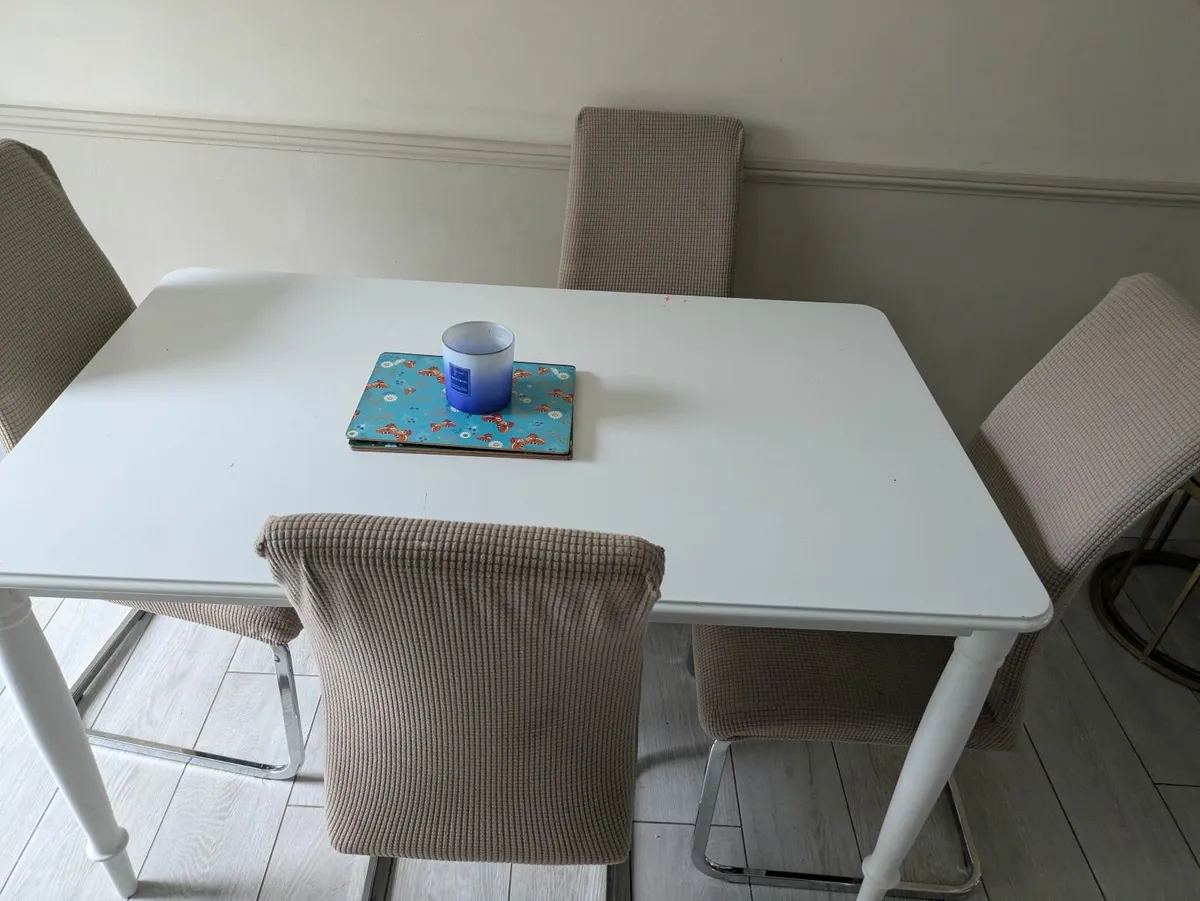 Table and chairs - Image 4