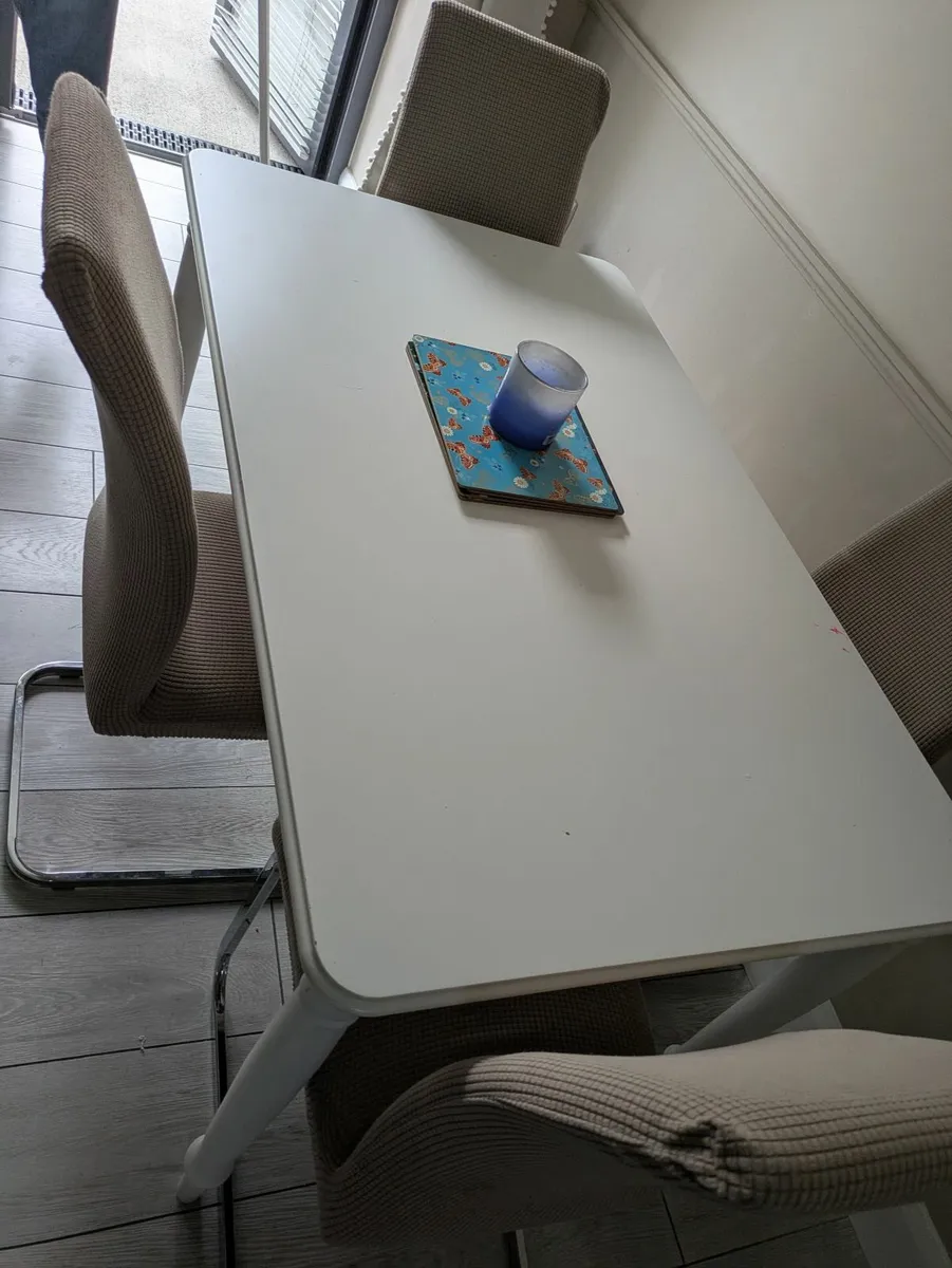 Table and chairs - Image 1