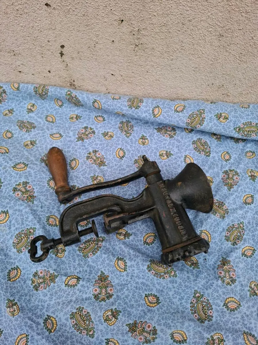 Complete vintage meat grinder postage possible - Image 1