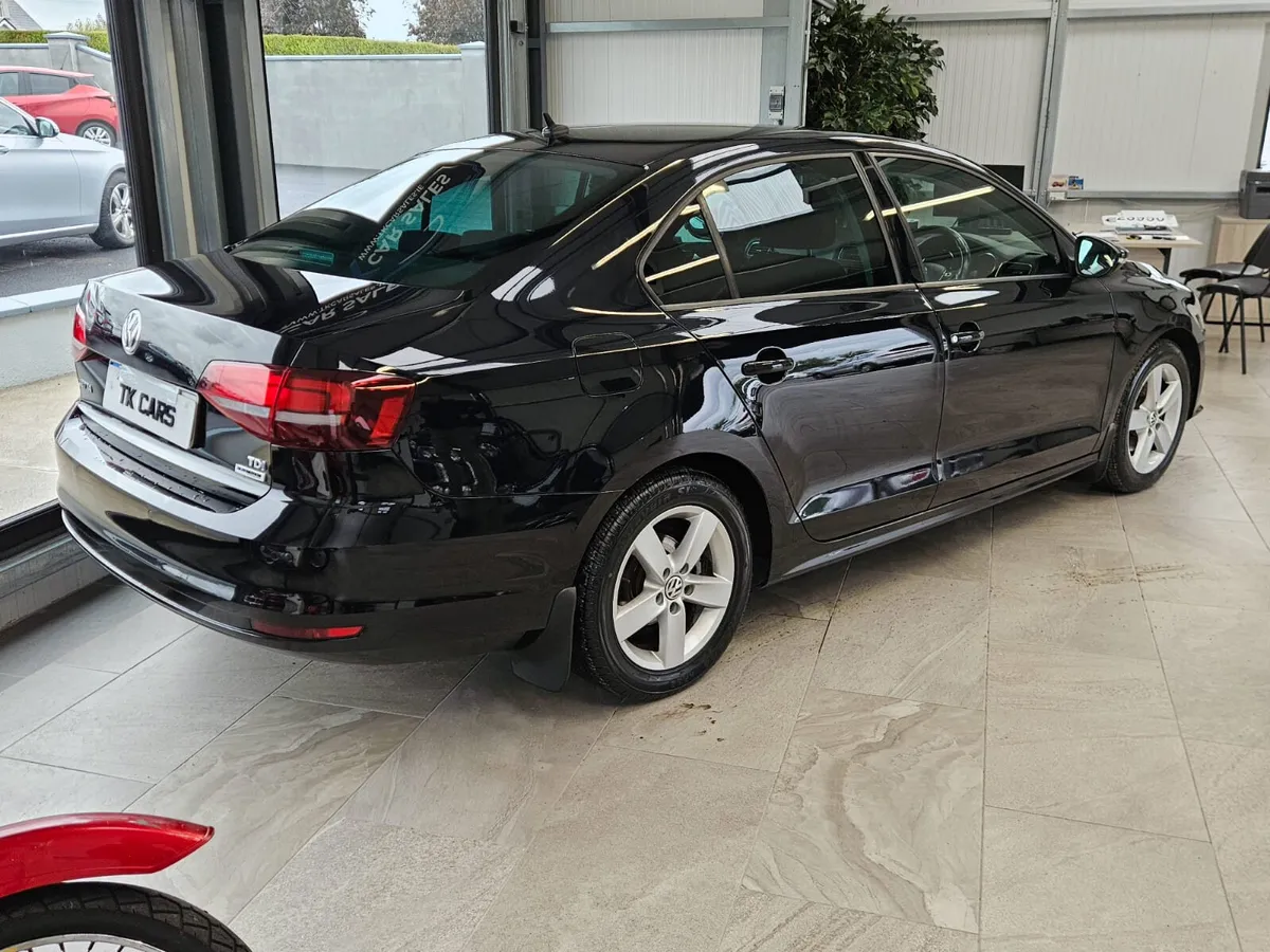 17 VOLKSWAGEN JETTA COMFORTLINE 2.0 TDI - Image 4