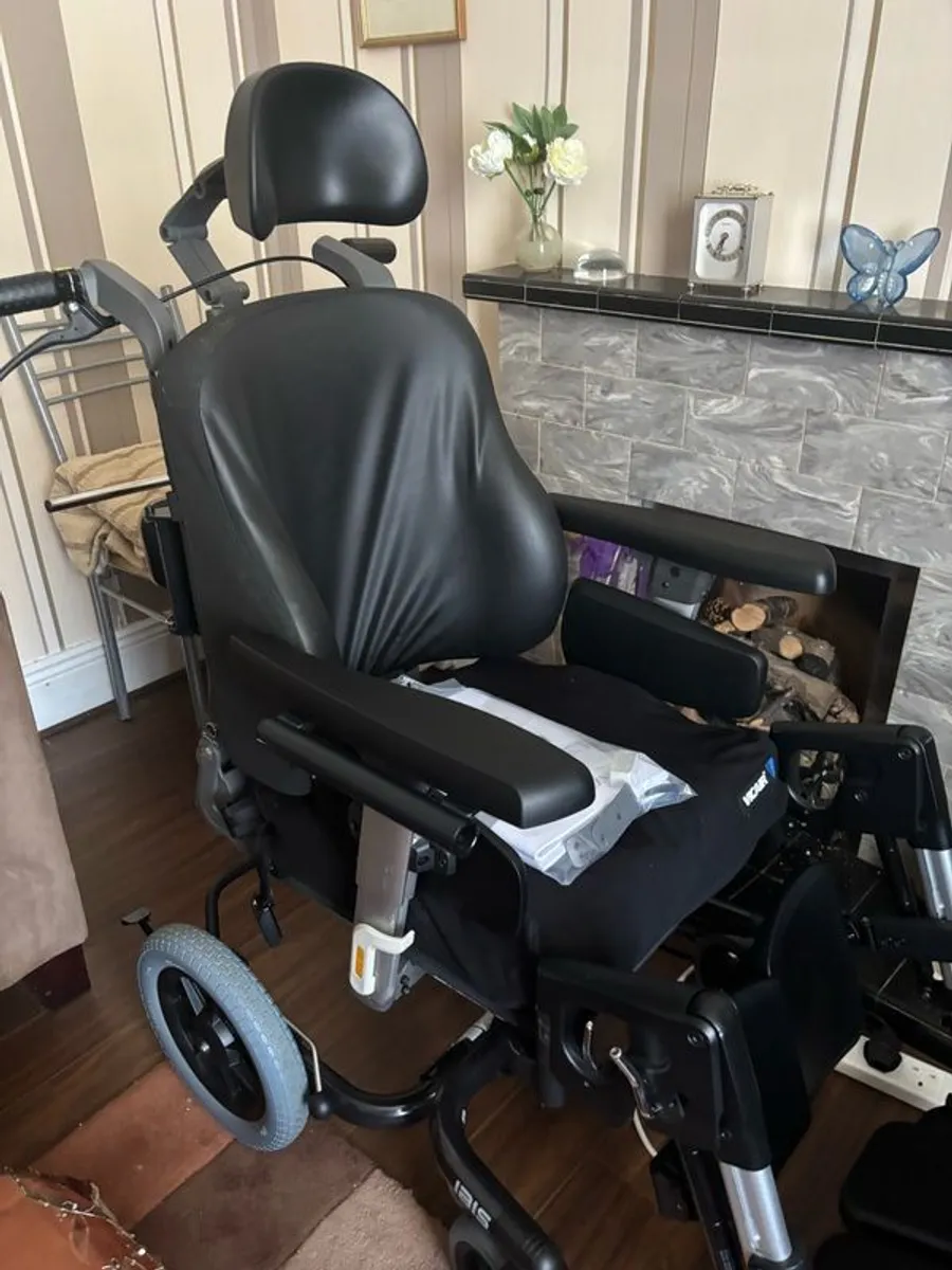 Breezy Manual Wheelchair with Vicair Seat - Image 2
