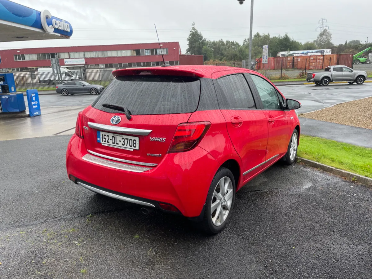 2015 Toyota Yaris Hybrid - Image 3