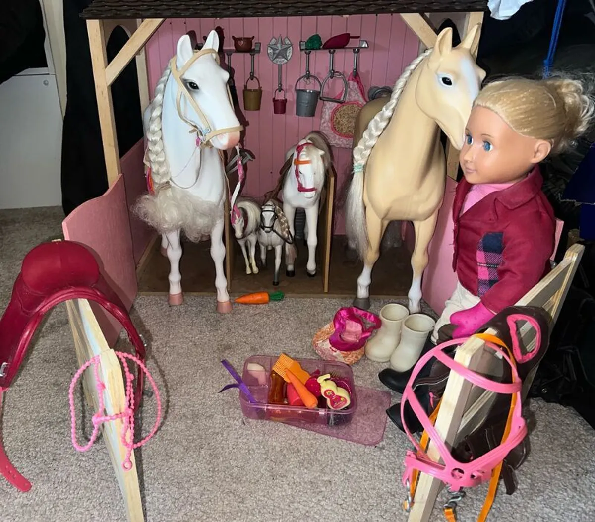 My Generation Stables, 3 Horses & Doll - Image 1