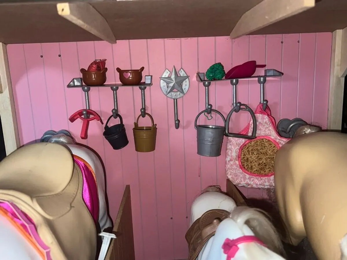 My Generation Stables, 3 Horses & Doll - Image 2