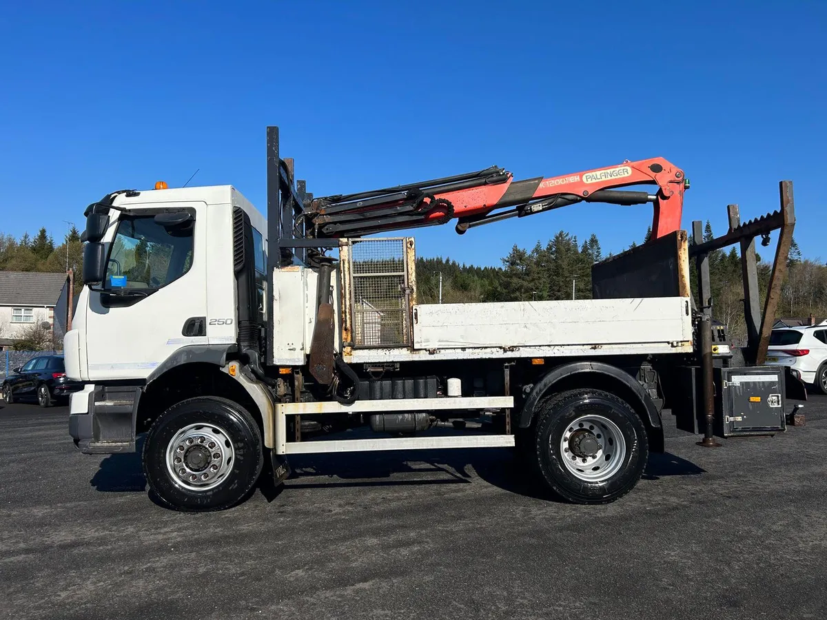 2016 4WD Volvo Pole Lorry (Palfinger Crane) - Image 4