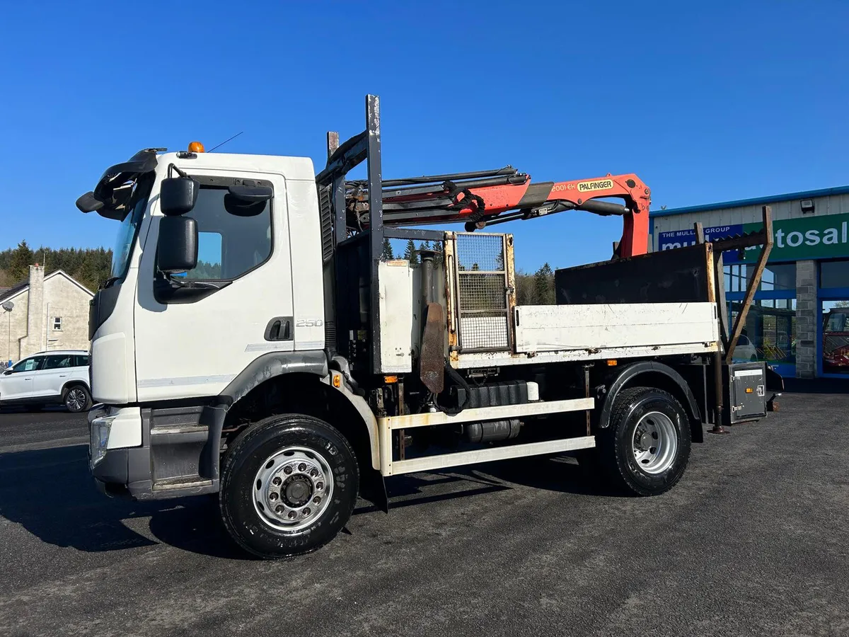 2016 4WD Volvo Pole Lorry (Palfinger Crane) - Image 3