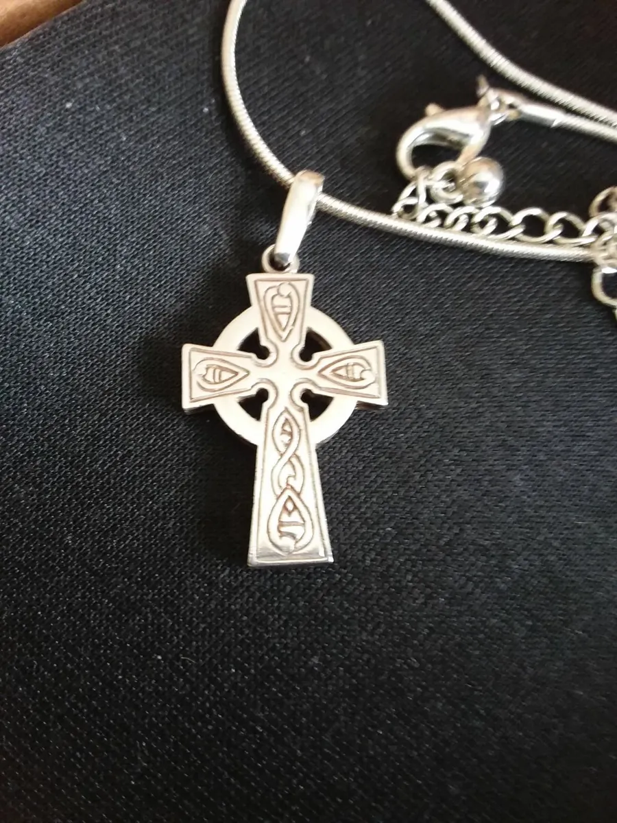 Silver chain and celtic cross ..hallmarked and 9 g - Image 1