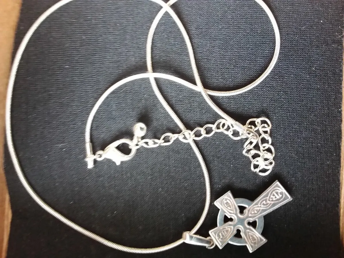 Silver chain and celtic cross ..hallmarked and 9 g - Image 2